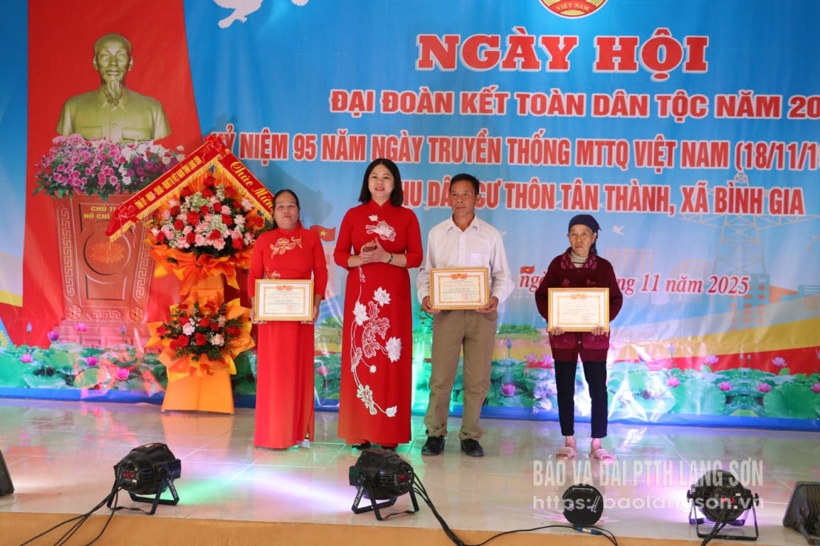 គ្រួសារទទួលបានវិញ្ញាបនបត្រគ្រួសារវប្បធម៌ក្នុងពិធីបុណ្យ