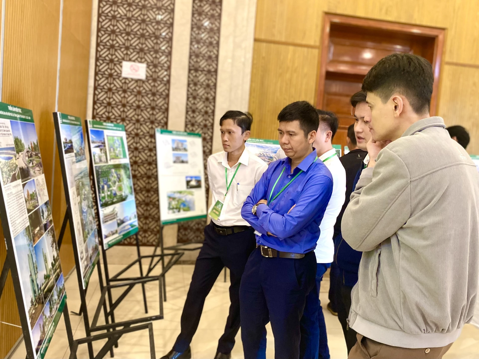 Delegater besøker arkitekturutstillingen på kongressen - Foto: T.L.