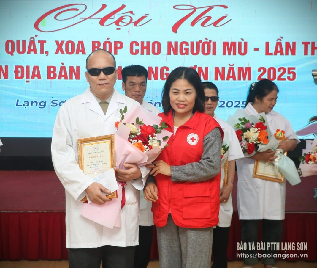 Líderes da Sociedade Provincial da Cruz Vermelha entregaram flores e certificados aos vencedores do primeiro prêmio no concurso.
