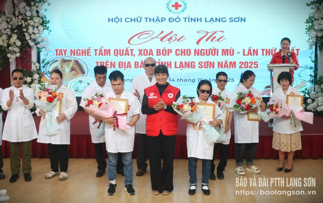 Líderes da Sociedade Provincial da Cruz Vermelha entregaram flores e certificados aos vencedores do terceiro lugar no concurso.