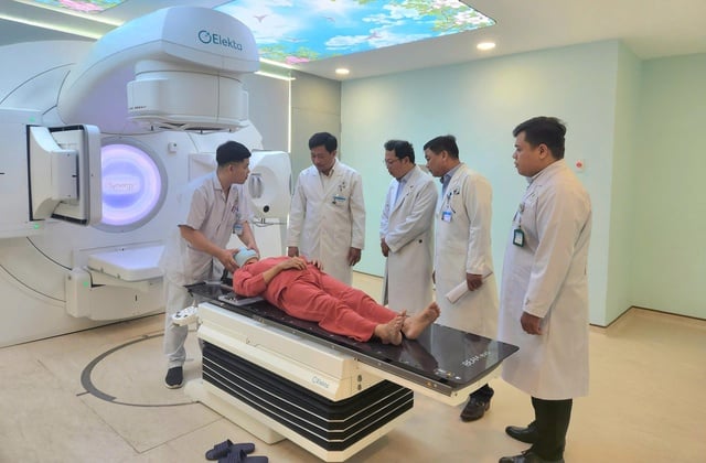 Bệnh viện đa khoa Vĩnh Long phát tia xạ trị đầu tiên - Ảnh 1.
