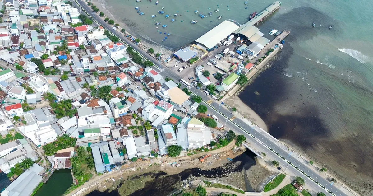 Lãnh đạo tỉnh Khánh Hòa kiểm tra thực tế vụ nước rỉ rác chảy ra biển