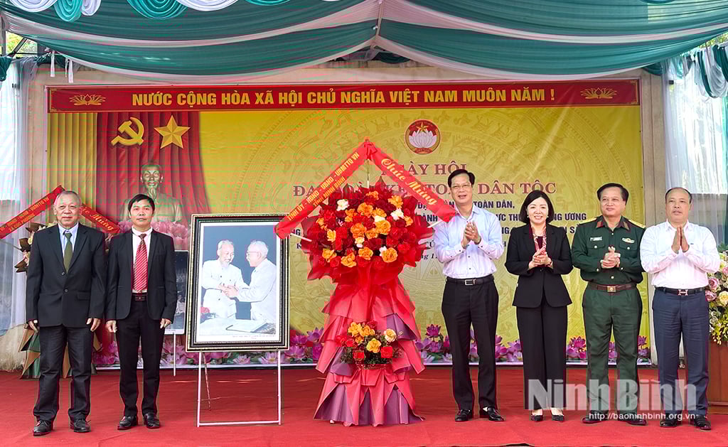 សមមិត្ត Nguyen Anh Tuan សមាជិកគណៈកម្មាធិការអចិន្ត្រៃយ៍បក្សខេត្ត ប្រធានគណៈកម្មាធិការអធិការកិច្ចបក្សខេត្ត បានបង្ហាញផ្ទាំងគំនូរ “ពូហូ និងពូថនចាប់ដៃគ្នាក្នុងសាមគ្គីភាព”។