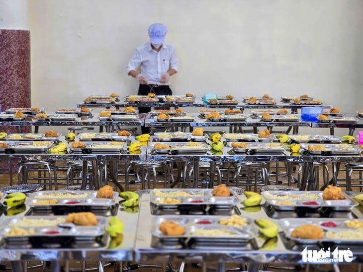 Mở lại sau lùm xùm thực phẩm bẩn, bếp bán trú trường tiểu học gây bất ngờ vì bữa ăn 'xịn' - Ảnh 6.