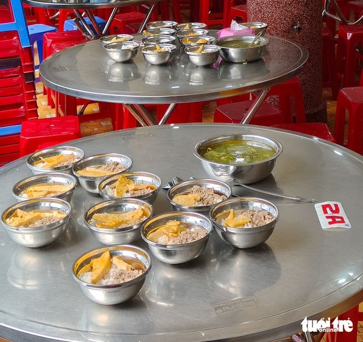 Mở lại sau lùm xùm thực phẩm bẩn, bếp bán trú trường tiểu học gây bất ngờ vì bữa ăn 'xịn' - Ảnh 7.