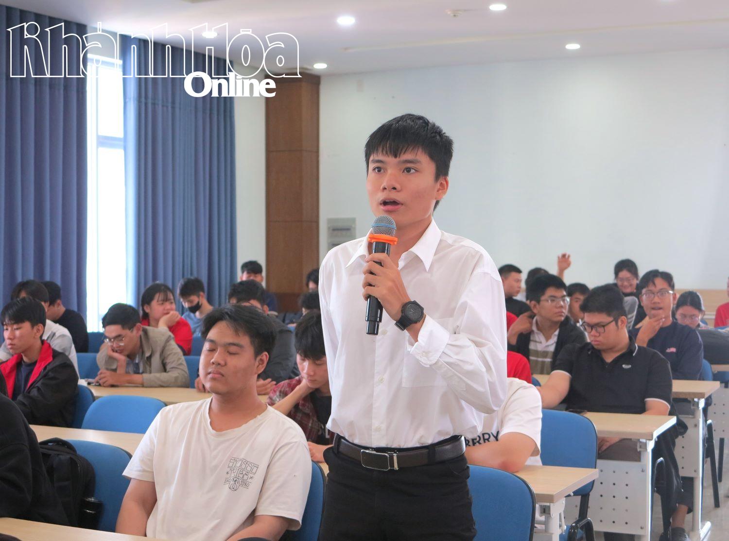 Studenti si vyměňují zkušenosti a učí se o online bezpečnosti.