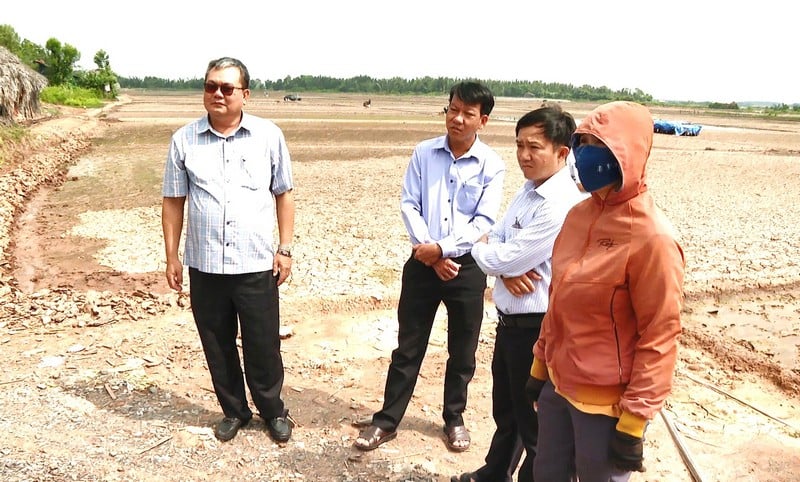  Đoàn công tác của Sở Nông nghiệp và Môi trường khảo sát vùng sản xuất muối tại xã Bảo Thạnh.