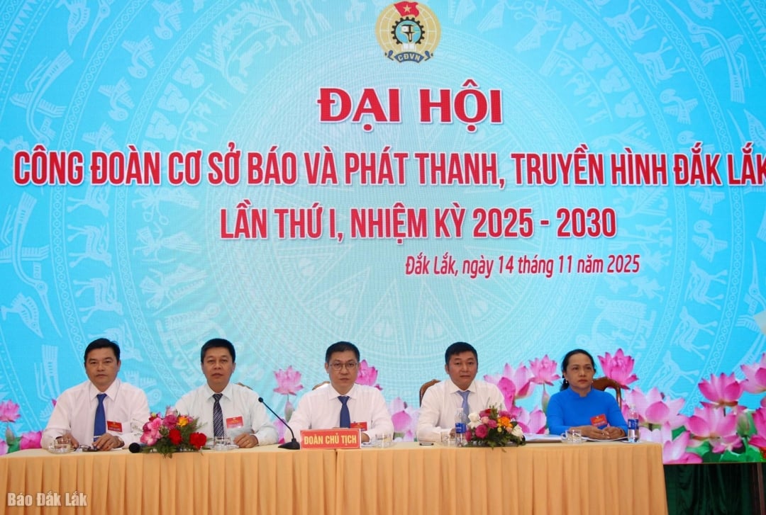 គណៈប្រធានដឹកនាំសមាជ។