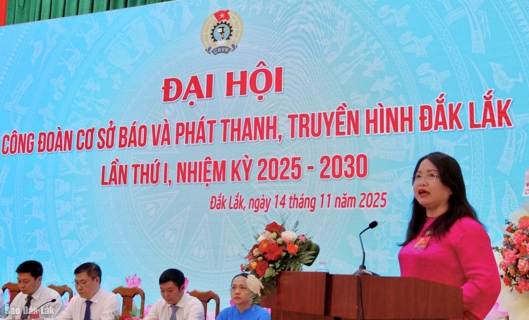 សមមិត្ត Dao Pham Hoang Quyen សមាជិកគណៈកម្មាធិការបក្សខេត្ត លេខាគណៈកម្មាធិការបក្ស និពន្ធនាយកកាសែត វិទ្យុ និងទូរទស្សន៍ Dak Lak ថ្លែងក្នុងអង្គសន្និបាត។