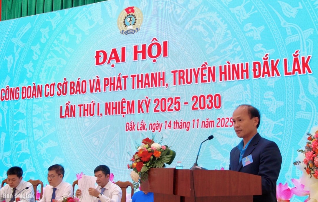 អនុប្រធានគណៈកម្មាធិការការងារសហជីព សហព័ន្ធការងារខេត្ត លោក Nguyen Hung ថ្លែងសុន្ទរកថាដឹកនាំអង្គសន្និបាត។