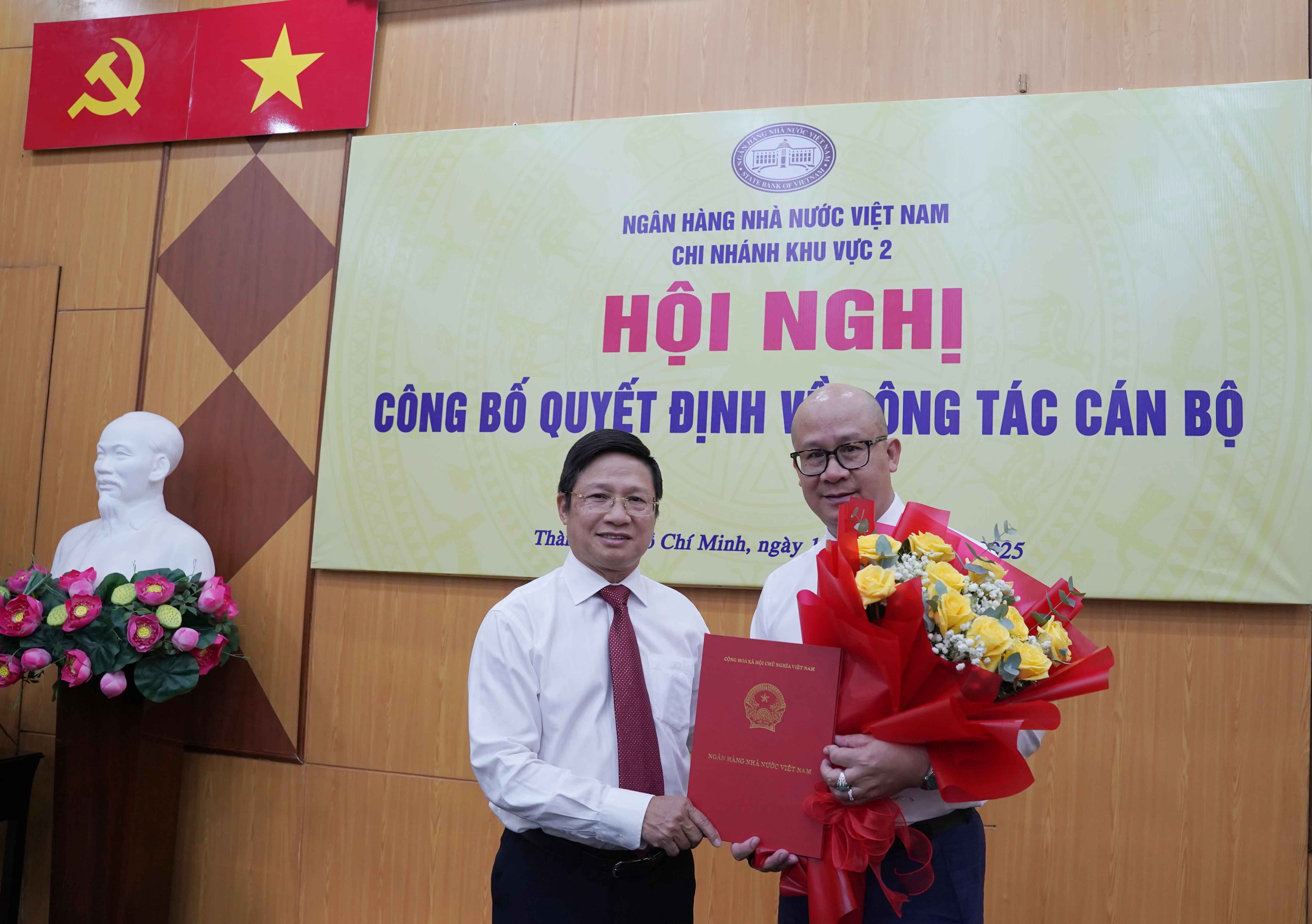 Ông Đỗ Xuân Trung (bìa phải) tân Phó giám đốc NHNN chi nhánh Khu vực 2 - Ảnh: Đình Hải