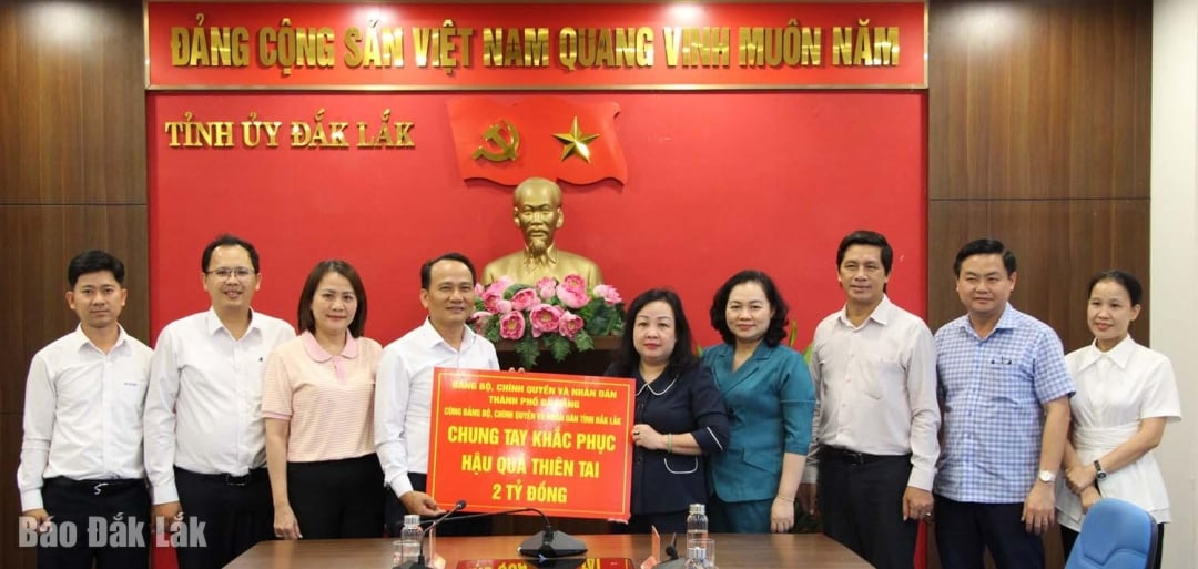 គណៈប្រតិភូទីក្រុង Da Nang បានបង្ហាញក្រុមប្រឹក្សានិម្មិតចំនួន ២ ពាន់លានដុងក្នុងការឧបត្ថម្ភដើម្បីជួយ Dak Lak យកឈ្នះលើផលវិបាកនៃព្យុះលេខ ១៣។