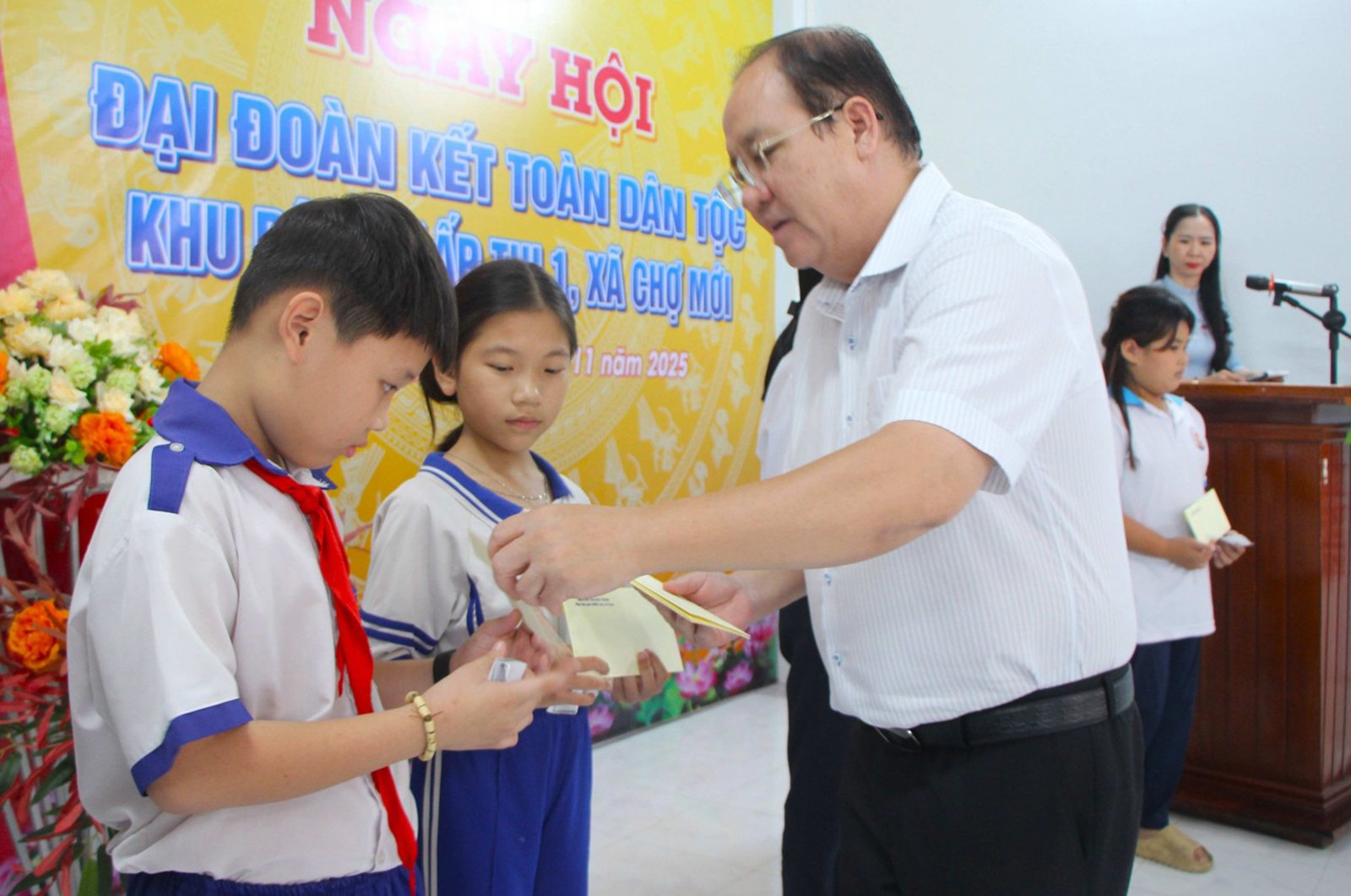 Vicepreședintele permanent al Comitetului Popular Provincial An Giang, Nguyen Thanh Phong, a participat la Ziua Marii Unități din Hamlet Thi 1, comuna Cho Moi