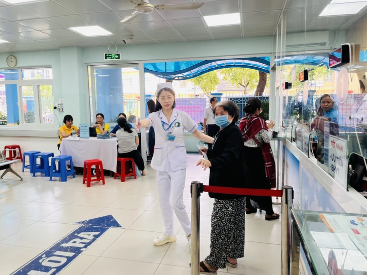 TP.HCM: Học sinh và người trên 65 tuổi được hỗ trợ 100% mức đóng bảo hiểm y tế - Ảnh 1.