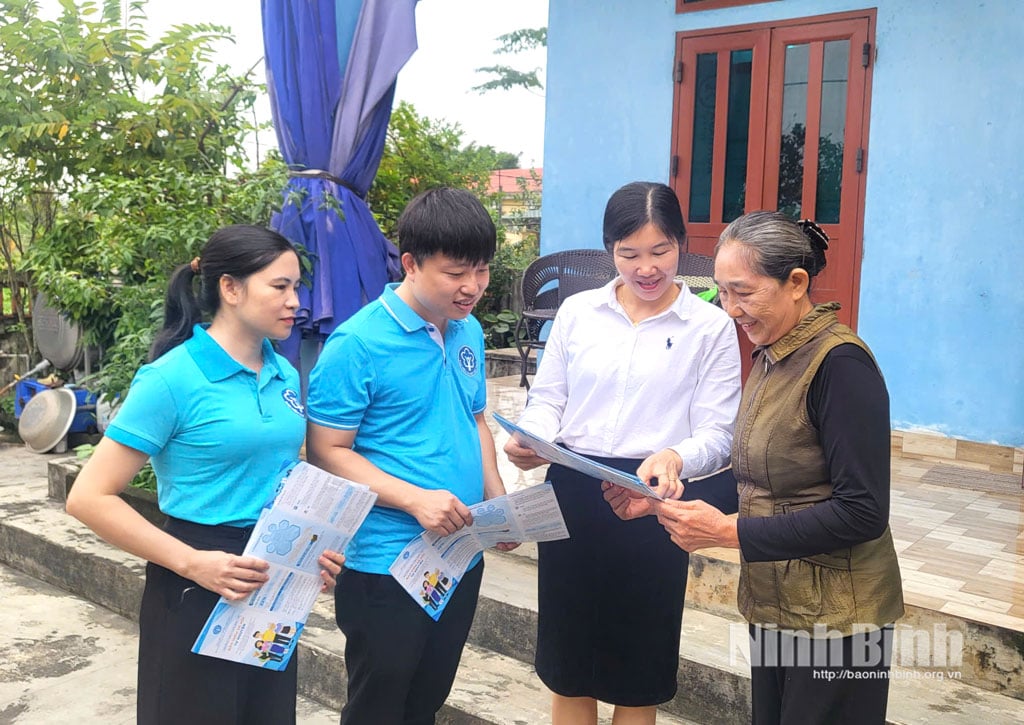 Propagandát folytatni és mozgósítani az embereket az önkéntes társadalombiztosításban és egészségbiztosításban való részvételre Gia Tran községben.