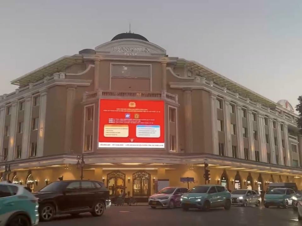 Imagens que orientam as pessoas a declarar os dados do veículo e a carteira de habilitação são exibidas no shopping center Trang Tien Plaza.