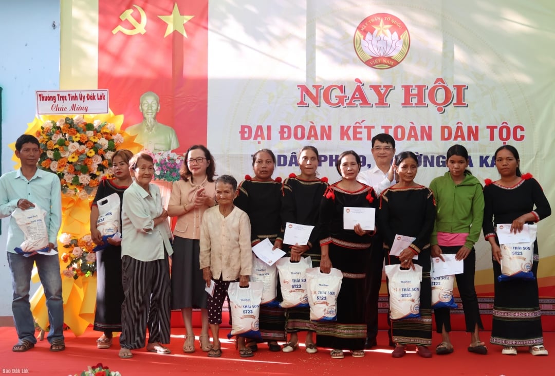 Phó Chủ tịch Ủy ban MTTQ Việt Nam tỉnh Phạm Thị Ngọc Tuyết và Đặng Gia Duẩn, Bí thư Đảng ủy, Chủ tịch HĐND phường Ea Kao