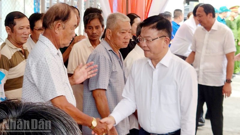 Místopředseda vlády Le Thanh Long se zúčastnil oslav Národního dne jednoty 2025 ve čtvrti Minh Long v obci Chau Thanh v provincii An Giang.