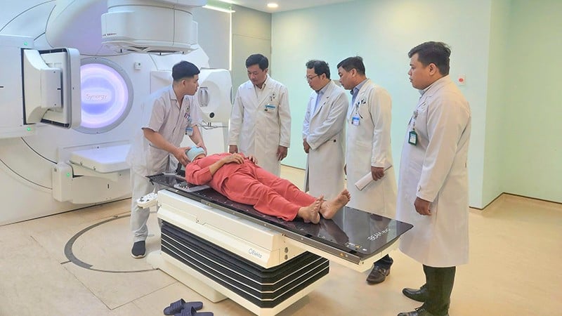 Aplicar radioterapia a los primeros pacientes.