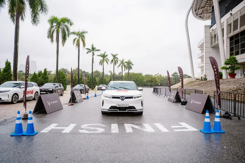 Người trẻ hào hứng sau tay lái VinFast VF 7 và VF 8: “Trải nghiệm thú vị, mang lại sự an tâm”