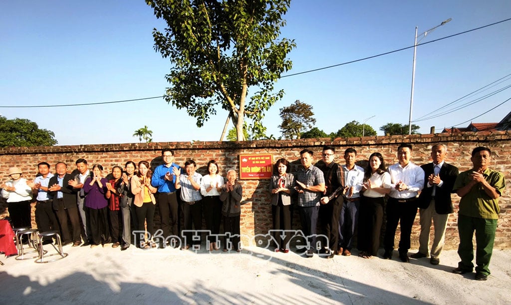 ថ្នាក់ដឹកនាំឃុំ Van Giang ប្រគល់ផ្លូវដឹងគុណនៅភូមិ AB Quan Trach ។