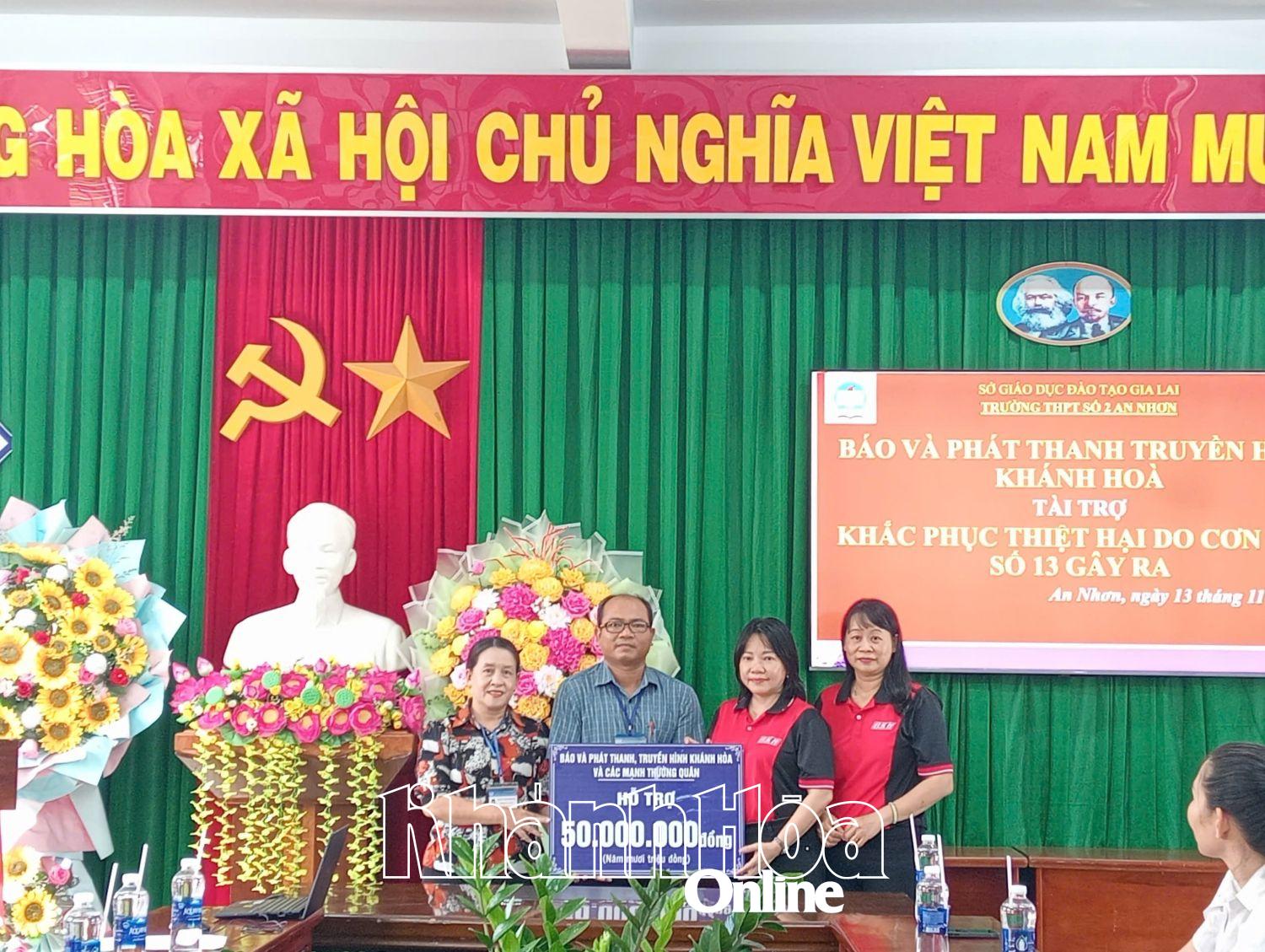 Noviny, rozhlas a televize Khanh Hoa podporují střední školu An Nhon č. 2.