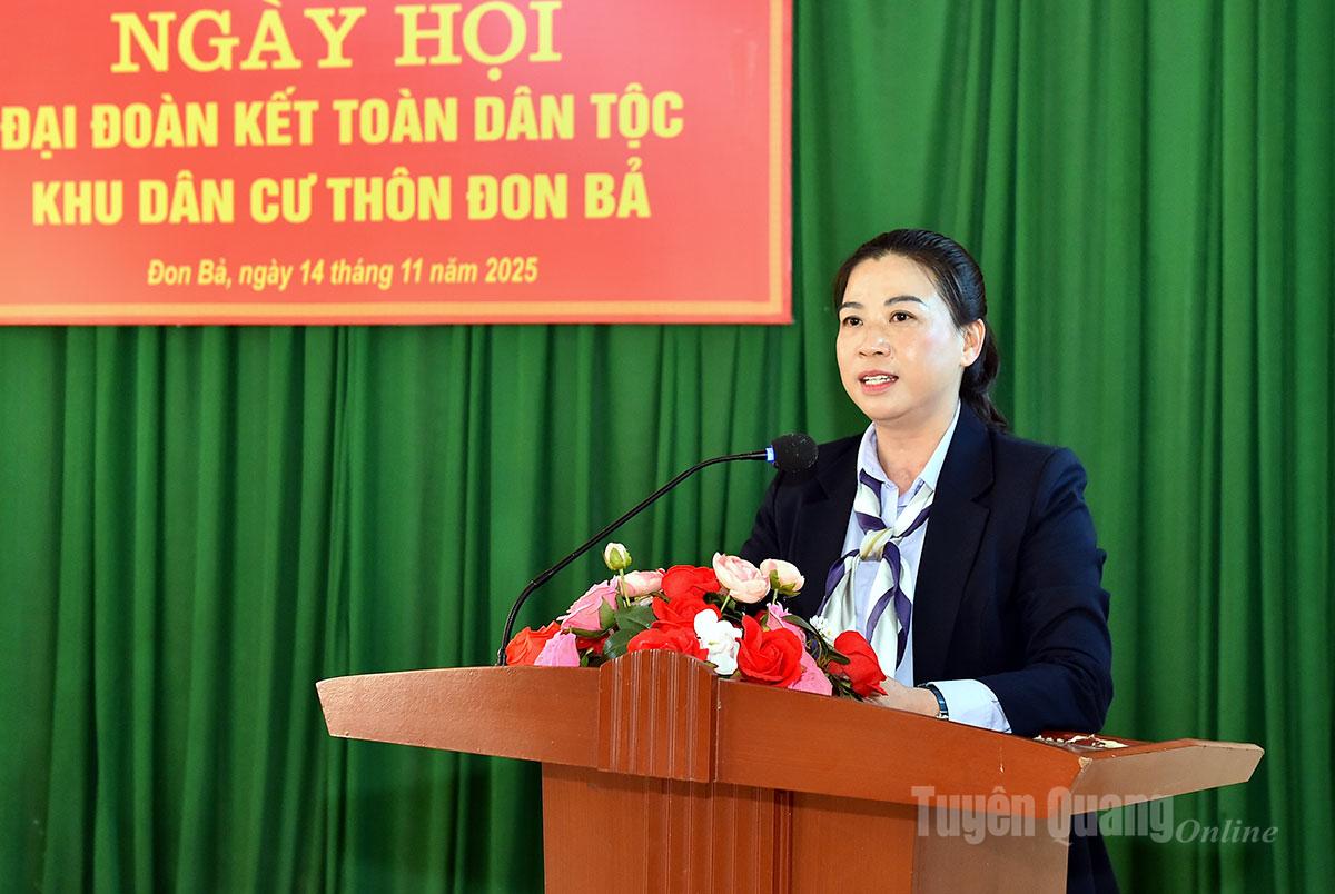 प्रांतीय पार्टी समिति के स्थायी उप सचिव ले थी किम डुंग ने डॉन बा आवासीय क्षेत्र के लोगों से बात की।