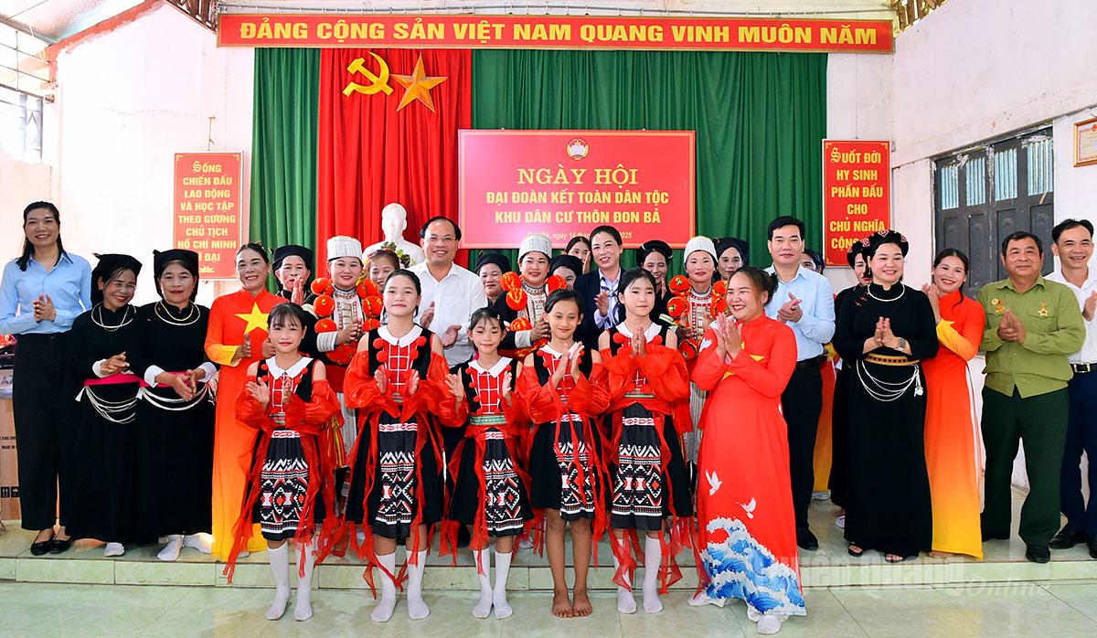 प्रांतीय पार्टी समिति के स्थायी उप सचिव ले थी किम डुंग और डॉन बा गांव के लोगों ने एक स्मारिका फोटो ली।