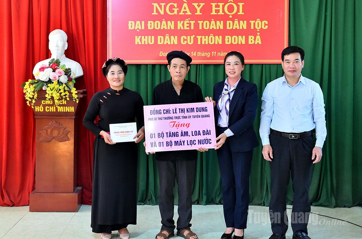 प्रांतीय पार्टी समिति के स्थायी उप सचिव ले थी किम डुंग ने डॉन बा गांव के आवासीय क्षेत्र को उपहार भेंट किए।