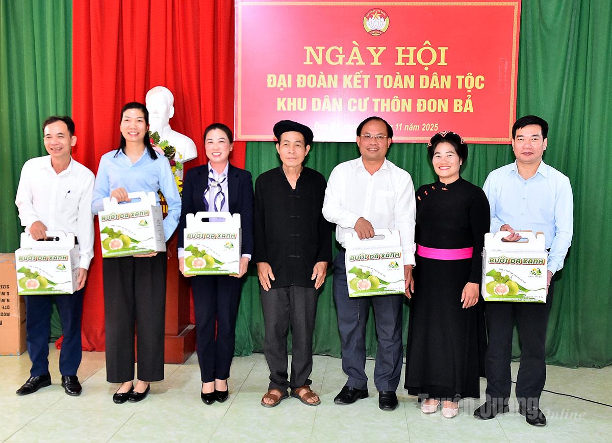 डॉन बा आवासीय क्षेत्र के प्रतिनिधियों ने प्रतिनिधियों को उपहार दिए।