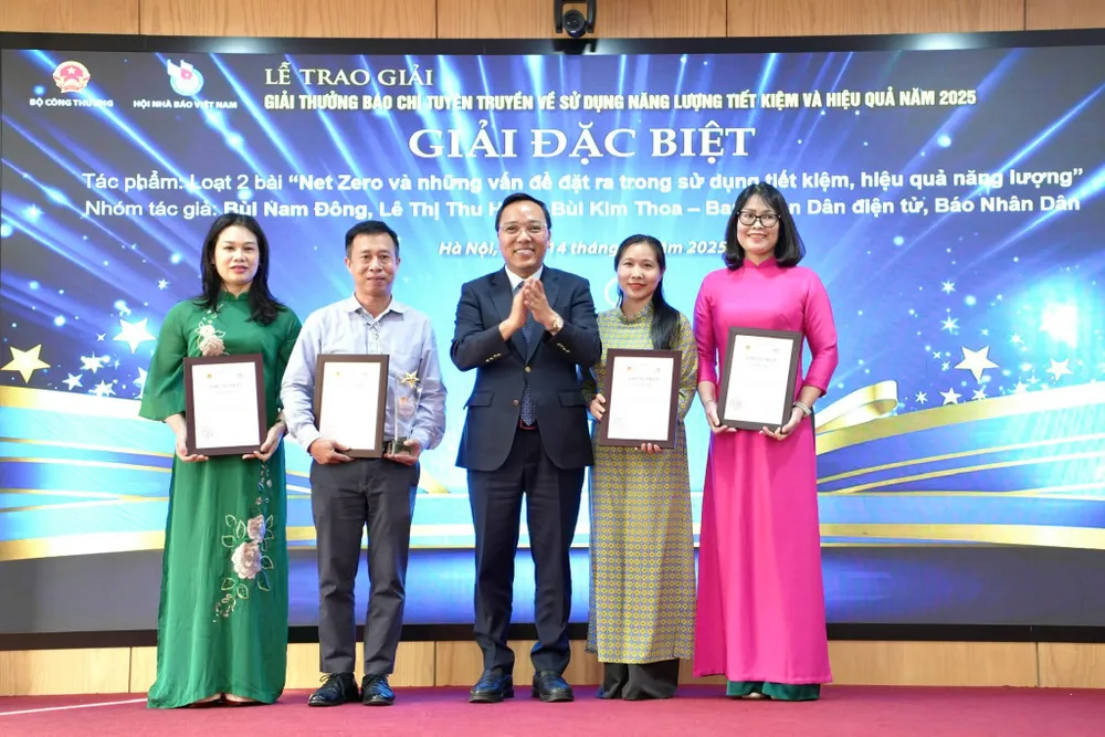 Ledare för industri- och handelsministeriet delade ut specialpriser till författarna.