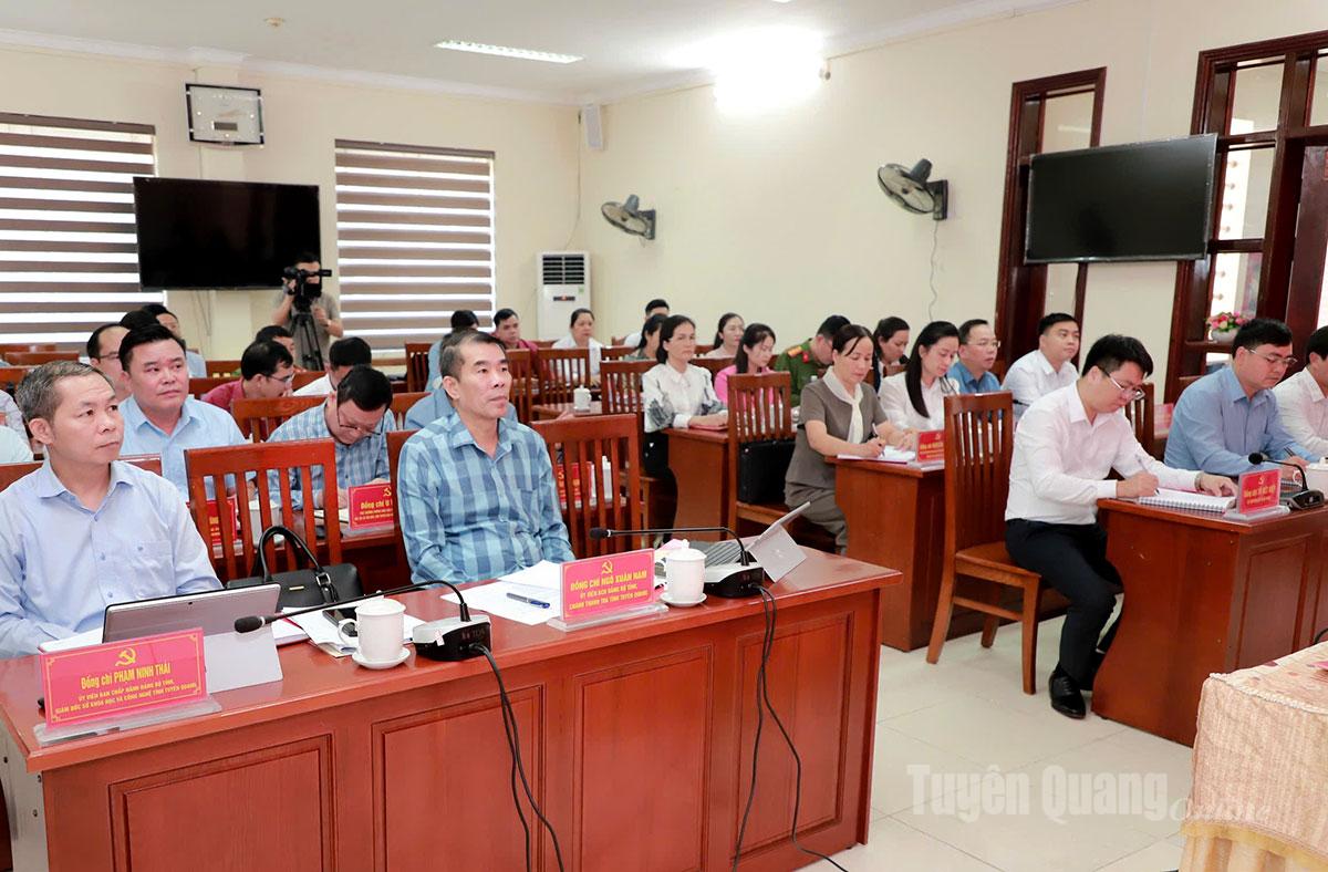 Στη συνάντηση παρευρέθηκαν οι επικεφαλής διαφόρων τμημάτων, παραρτημάτων και οι επικεφαλής των κοινοτήτων Na Hang, Yen Hoa και Thuong Lam.