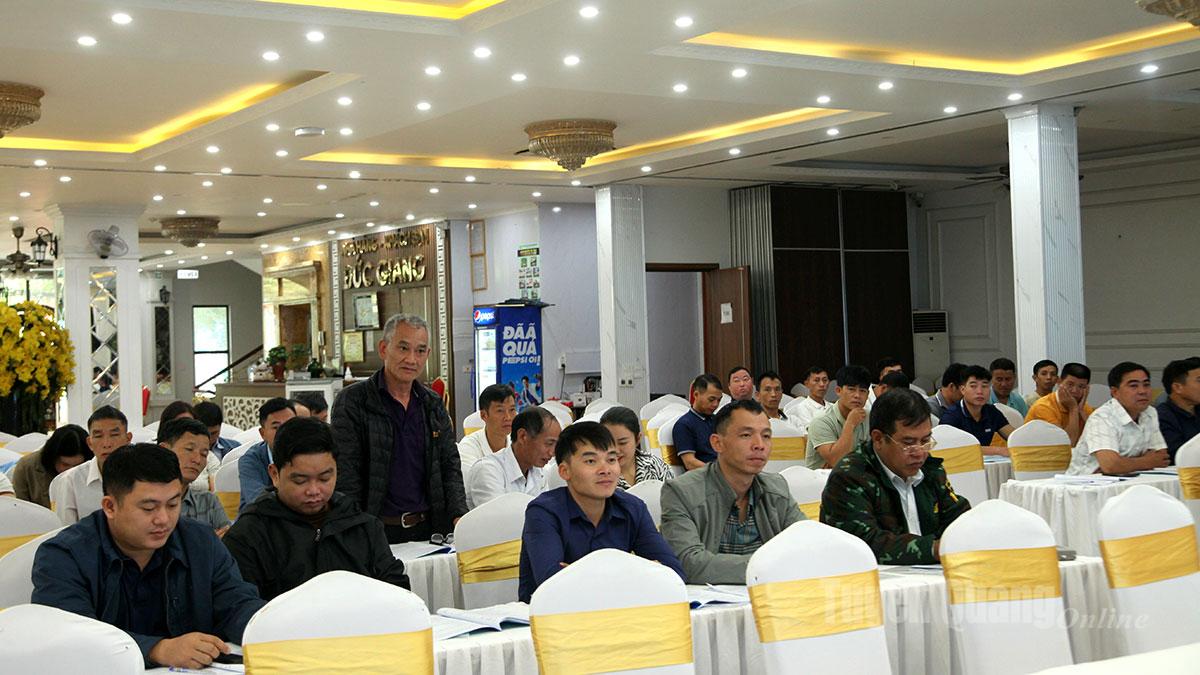 ບັນດາ​ຜູ້​ແທນ​ໄດ້​ແລກປ່ຽນ​ທີ່​ຊຸດ​ອົບຮົມ.