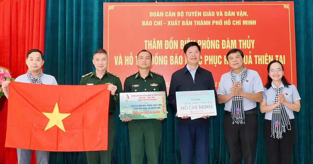 Đoàn công tác TPHCM sẻ chia yêu thương với quân, dân địa đầu Tổ quốc