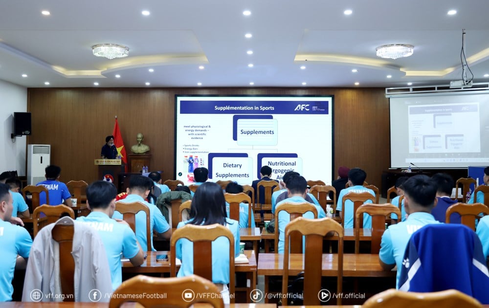 Leder av AFC Medical Council holder foredrag om kurs i idrettsmedisin og ernæring - bilde 3