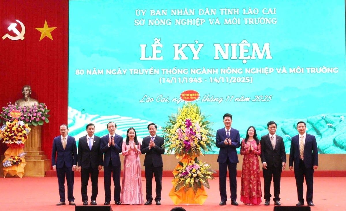 Lãnh đạo tỉnh Lào Cai tặng hoa chúc mừng ngành Nông nghiệp và Môi trường. Ảnh: Thanh Ngà.