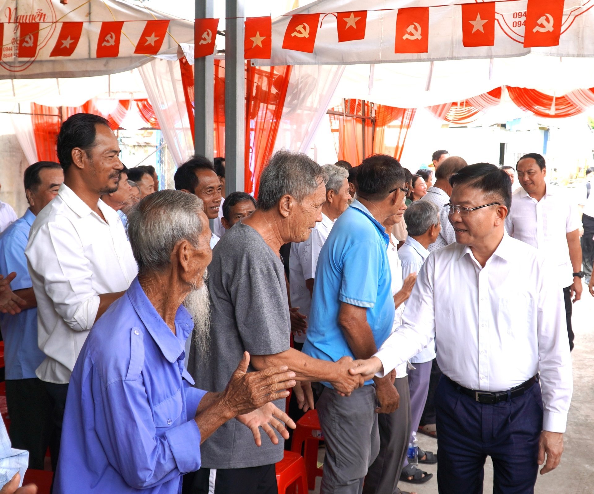 Phó Thủ tướng Chính phủ Lê Thành Long gặp gỡ người dân trước khi dự Ngày hội đại đoàn kết toàn dân tộc ở khu phố Minh Long, xã Châu Thành. Ảnh: Trung Chánh.