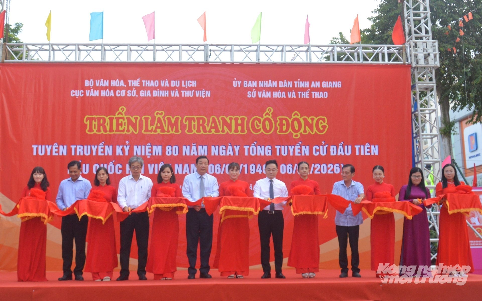 Các đại biểu cắt băng khai mạc Triển lãm tranh cổ động tấm lớn tuyên truyền kỷ niệm 80 năm Ngày Tổng tuyển cử đầu tiên bầu Quốc hội Việt Nam được tổ chức tại Công viên Nguyễn Trung Trực, phường Rạch Giá, tỉnh An Giang. Ảnh: Trung Chánh.