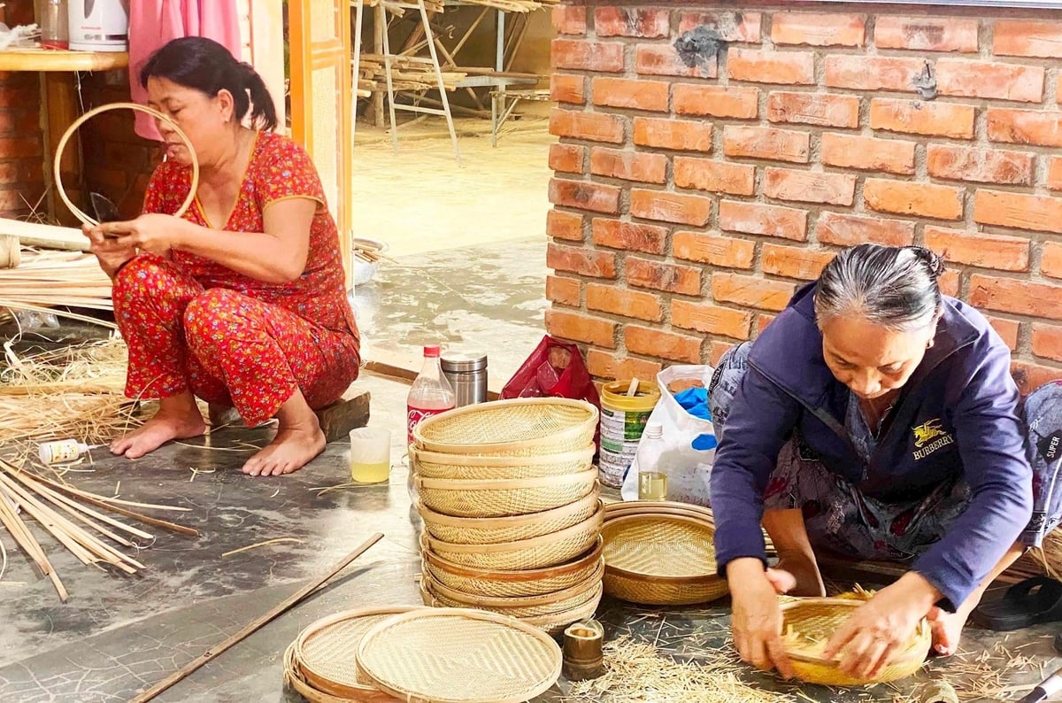 Bà con nông dân ở HTX mây tre đan Bao La miệt mài với công việc. Ảnh: Văn Dinh.