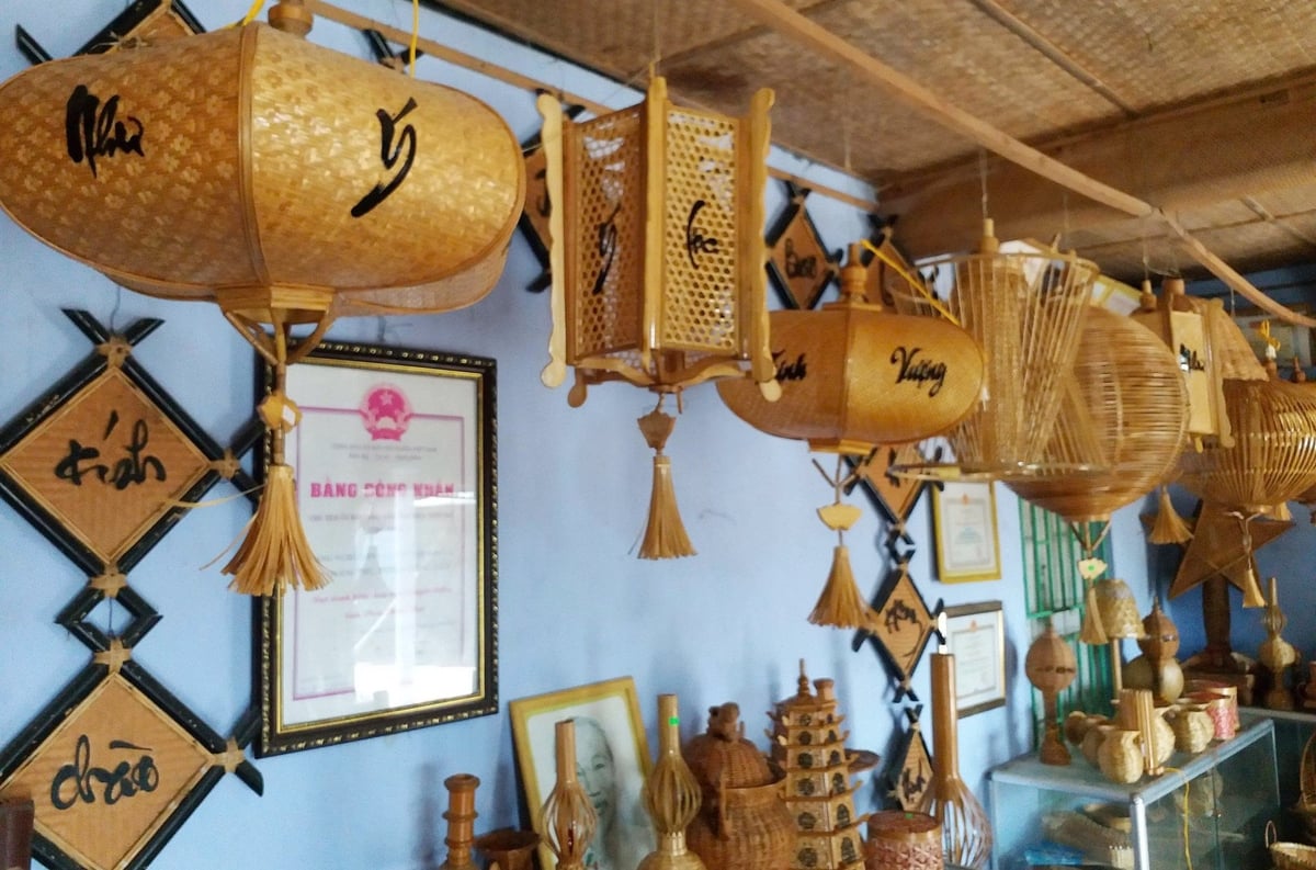 Các sản phẩm ở HTX mây tre đan Bao La chủ yếu được tao ra từ tre, thân thiện với môi trường. Ảnh: Văn Dinh.