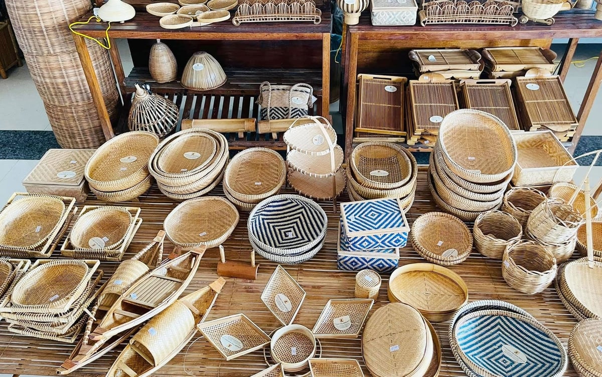 Xây dựng HTX gắn với chuỗi giá trị là bước đột phá để nâng tầm sản phẩm OCOP của TP Huế nói chung và HTX mây tre đan Bao La nói riêng. Ảnh: Văn Dinh.