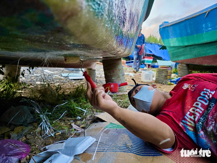 Chạy đua sửa tàu sau bão số 13: Xưởng quá tải, chủ tàu thấp thỏm chờ ngày ra biển - Ảnh 11.