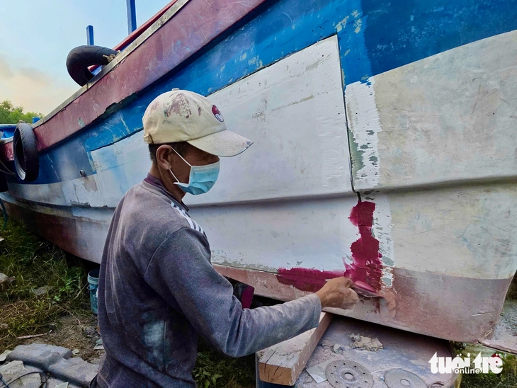 Chạy đua sửa tàu sau bão số 13: Xưởng quá tải, chủ tàu thấp thỏm chờ ngày ra biển - Ảnh 14.