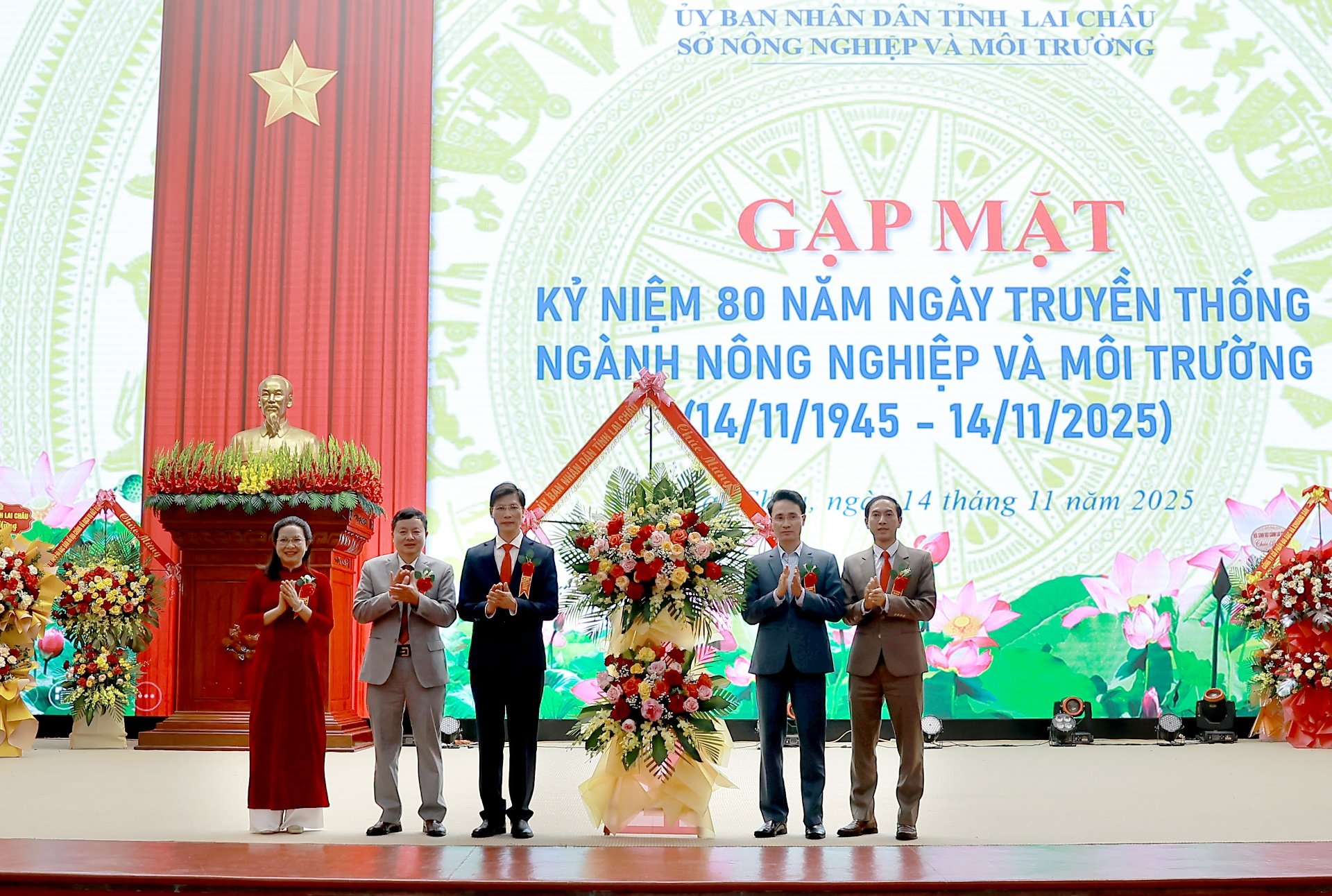 Đồng chí Hà Văn Um - Nguyên Giám đốc Sở Nông nghiệp và Môi trường phát biểu tại buổi gặp mặt.  Đồng chí Hà Trọng Hải - Phó Chủ tịch UBND tỉnh tặng hoa chúc mừng tại buổi gặp mặt. 