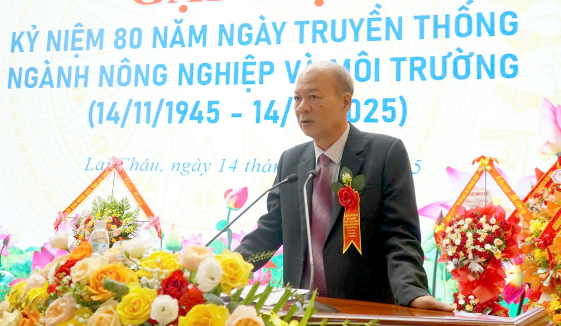 Đồng chí Hà Văn Um - Nguyên Giám đốc Sở Nông nghiệp và Môi trường phát biểu tại buổi gặp mặt. 