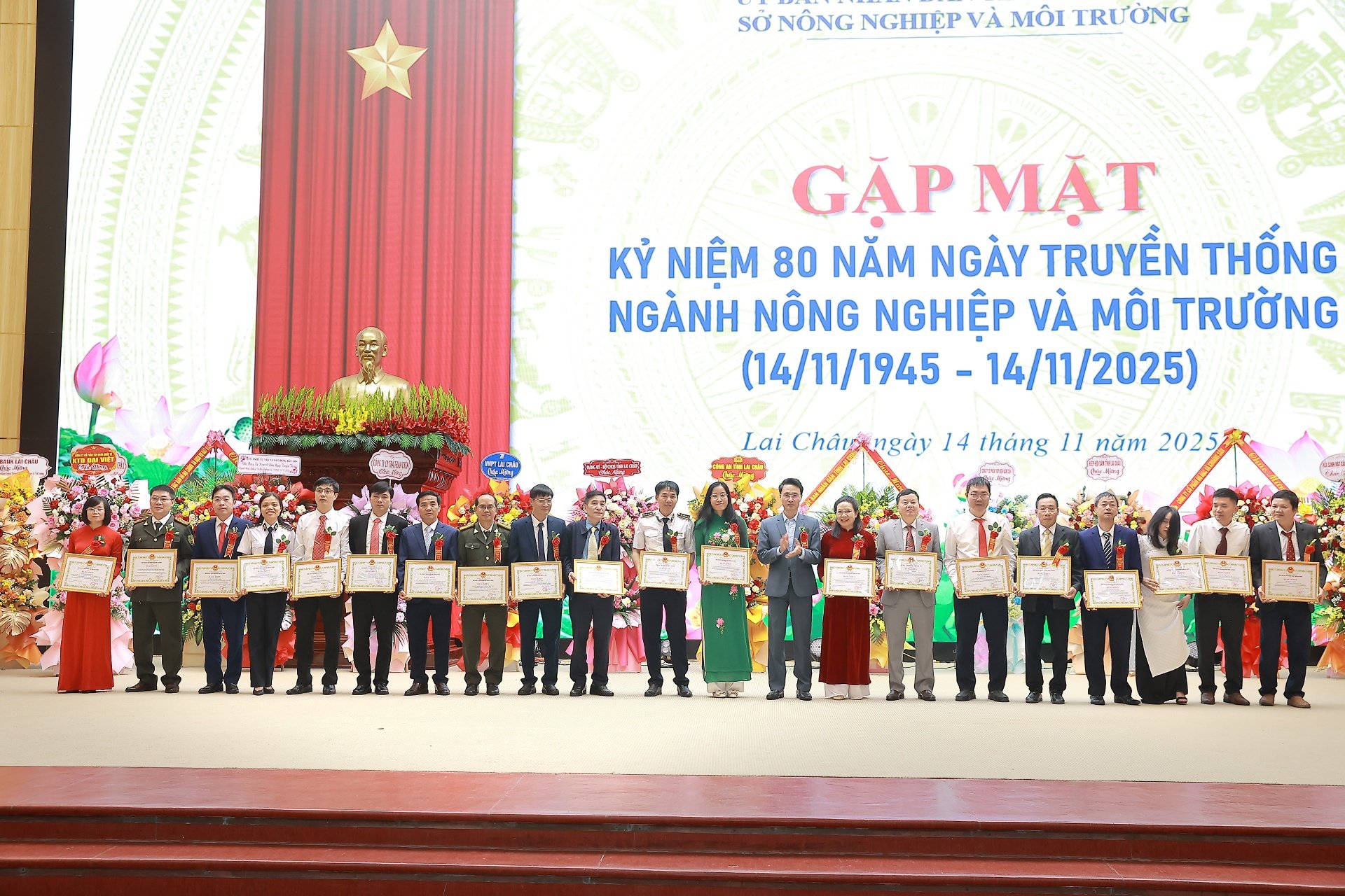 Đồng chí Hà Trọng Hải - Phó Chủ tịch UBND tỉnh tặng Bằng khen của Chủ tịch UBND tỉnh cho các tập thể, cá nhân. 