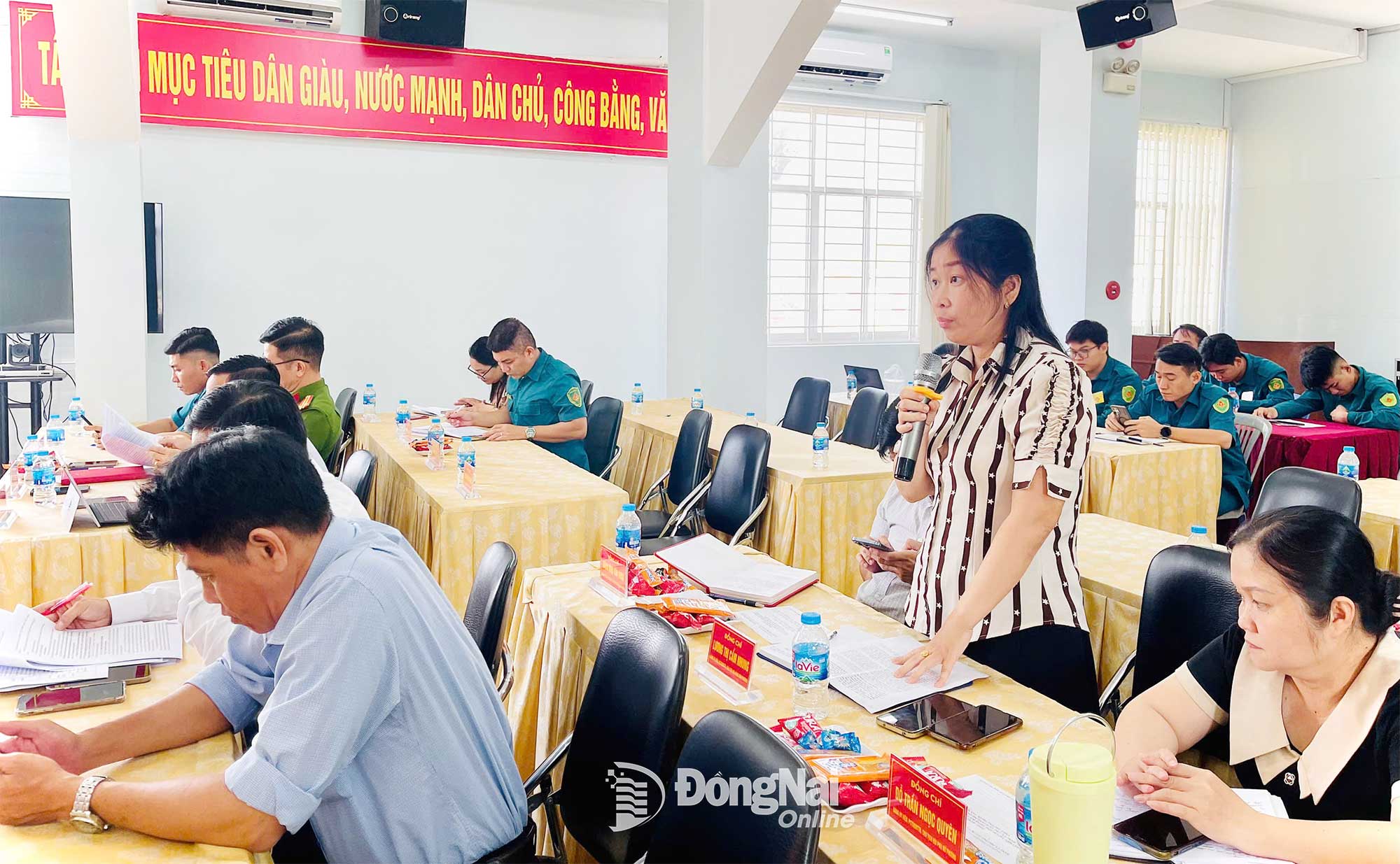 کانفرنس سے Phuoc Tan وارڈ کے افسران اور سرکاری ملازمین نے خطاب کیا۔ تصویر: تعاون کنندہ