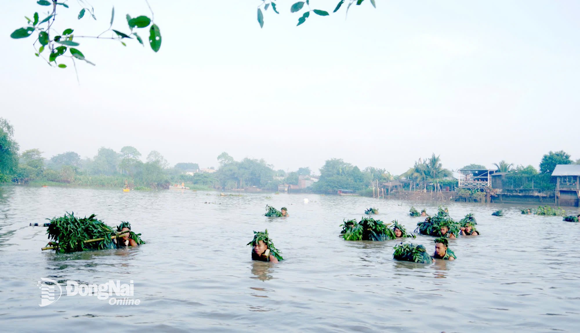 دریا پر پیادہ فوج کی تشکیل۔ تصویر: Hung Nguyen