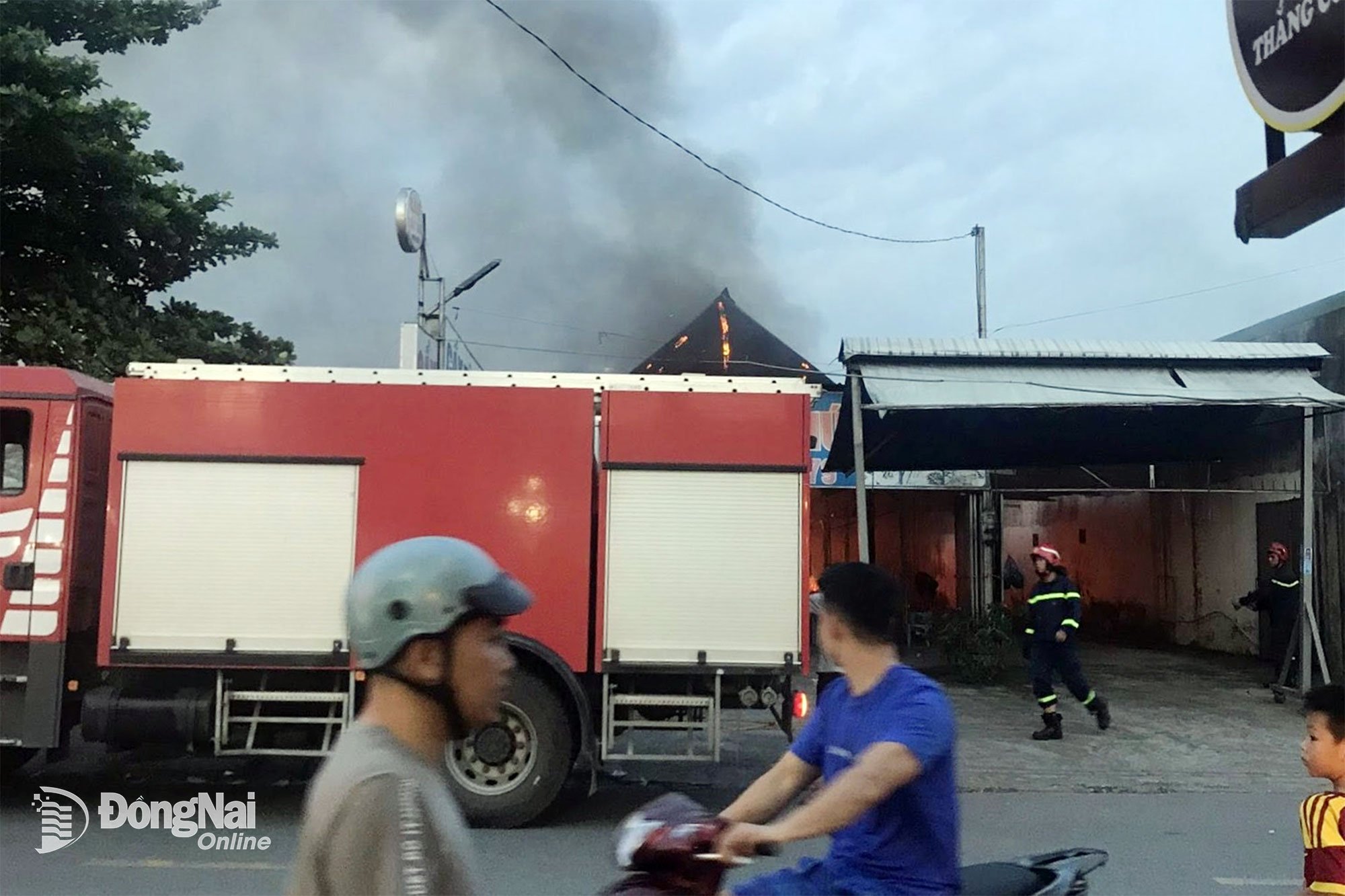 حکام نے ٹرانگ ڈائی وارڈ (ڈونگ نائی صوبہ) میں ایک ریستوراں میں لگنے والی آگ پر قابو پالیا۔ تصویر: تعاون کنندہ