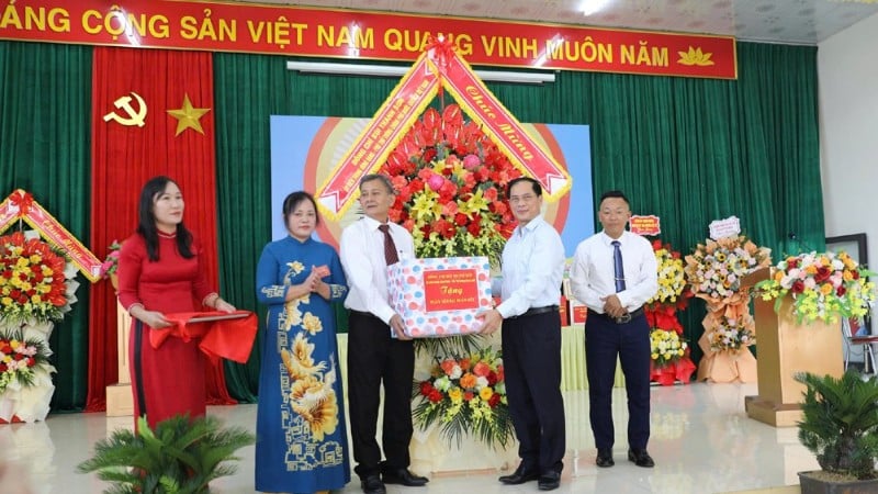 Visestatsminister Bui Thanh Son overrekker gaver til boligområdet Huong Tram.